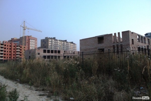 У 2015 році школу №27 планували добудовувати, натомість – вона заростала бур’янами