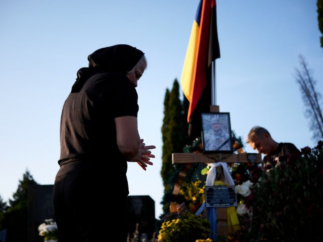 Тисячі батьків, дружин, дітей і побратимів новітніх Героїв щодня ідуть на кладовища