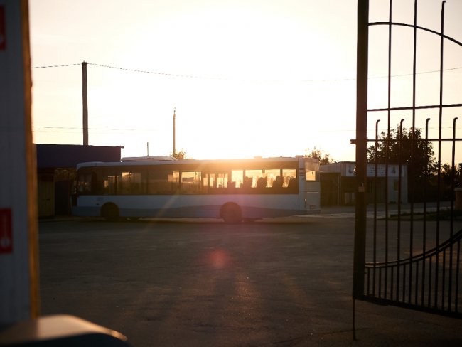 Маршрутка №3 от-от вирушатиме із кінцевої у місто й повезе із собою останніх цього дня відвідувачів кладовища