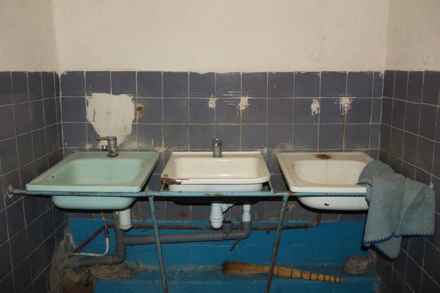 Дірявий дах, пліснява і таргани: скільки платять та як живуть мешканці гуртожитків СНУ. ФОТО