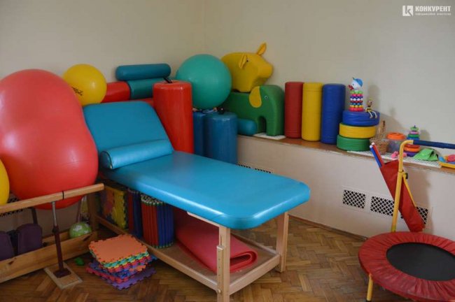 Сироти при живих батьках: як живуть діти у будинку маляти у Луцьку