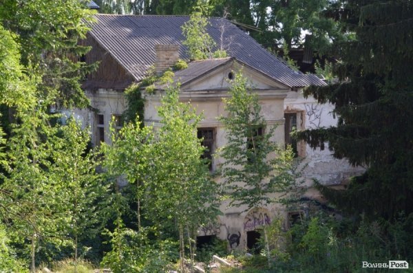 Під Луцьким замком «звили гніздо» наркомани. ФОТО 