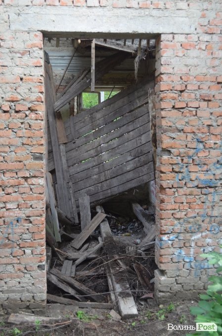 Під Луцьким замком «звили гніздо» наркомани. ФОТО 