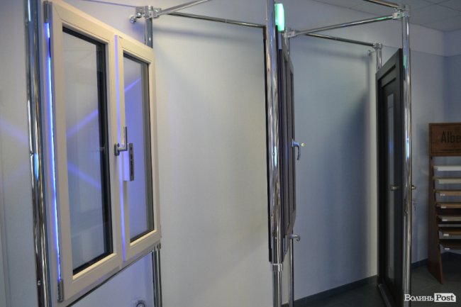 Вперше у Луцьку: вікна WINTERA  зламуватимуть і трощитимуть «грабіжники». ФОТО*