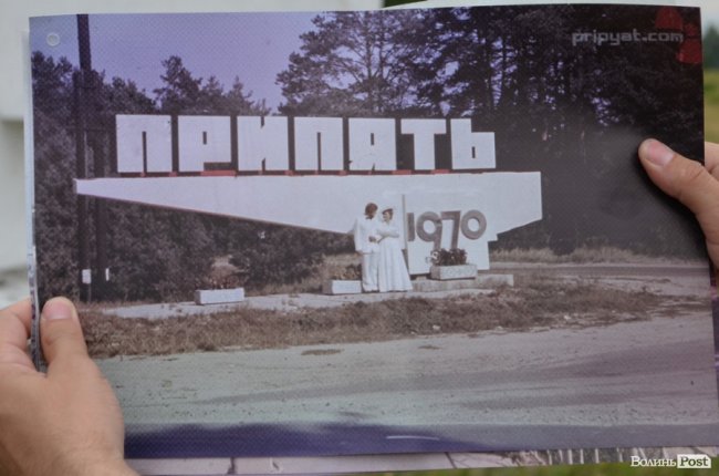 Наречені, які фотографуються біля знаку, 1985 рік