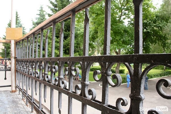 Біля головного входу в приміщення збереглися металеві ковані елементи з тих часів, коли світ ще не винайшов зварювання