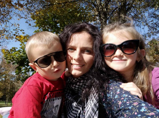 Іванна Мельничук зі своїми дітками Артемом і Олександрою