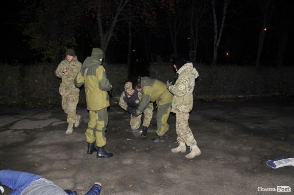 «Нічна варта»: розбиті вітрини, п‘яний «беркут» та порізані дівчата