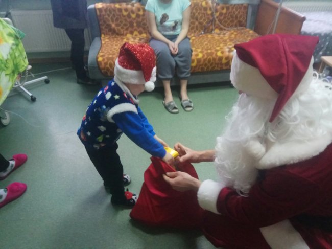 Маленькі пацієнти обласної лікарні Волині не залишилися без новорічного дива*