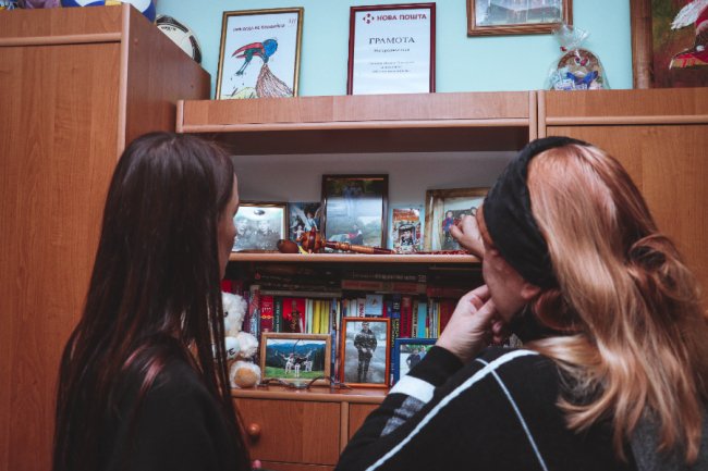 Зоя Гринюк показує фото, на якому Вадим зі своєю сестрою