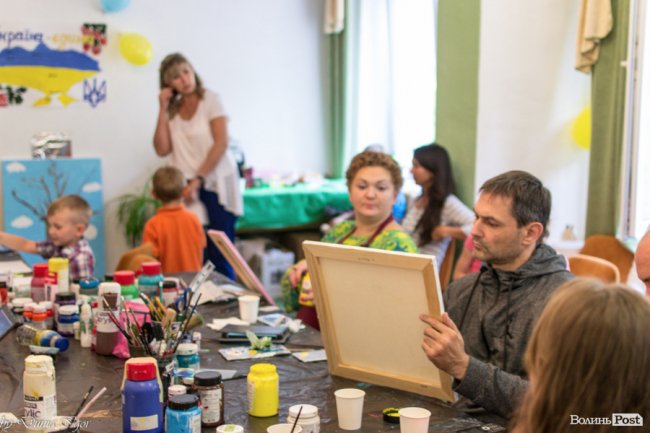 Як на Волині атовців звільняють від болю мистецтвом