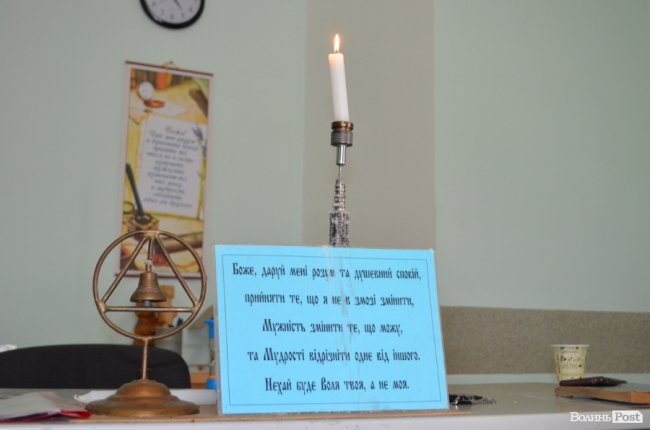  «Я прийшов у туфлях на картонній основі, куплених мені на похорон»: луцькі анонімні алкоголіки розповіли, як товариство рятує життя