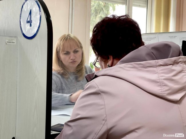 Кар'єрні радники центру зайнятості консультують пошукачів роботи