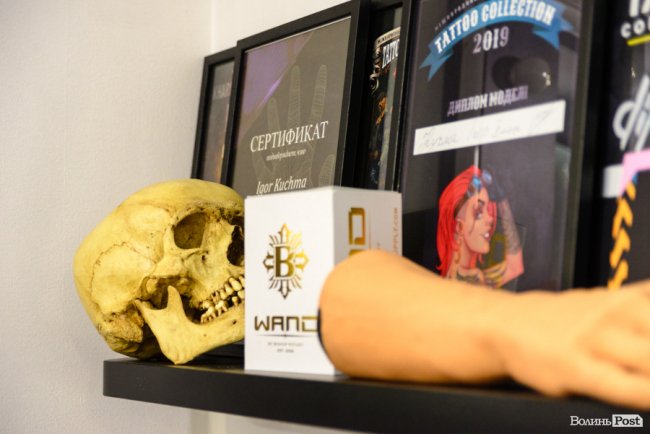Це не та професія, де можна гребти гроші лопатою: тату-майстер з Луцька – про тонкощі роботи на тілах