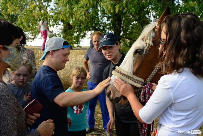Знайомили з кіньми, катали на кареті і вчили малювати: під Луцьком – яскраве свято для «сонячних» діток. ФОТОРЕПОРТАЖ 