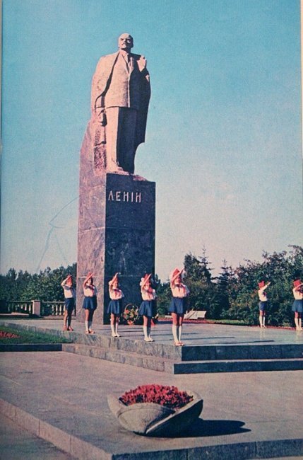 Головний Ленін Луцька стояв напроти будівлі обкому. Фото з фотоальбому «Луцьк» 1978 року