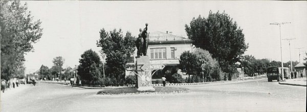 «Робітник і колгоспниця» на Розвилці. Фото з Державного архіву Волинської області