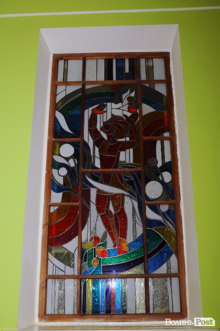 Вітраж у театрі ляльок у Луцьку