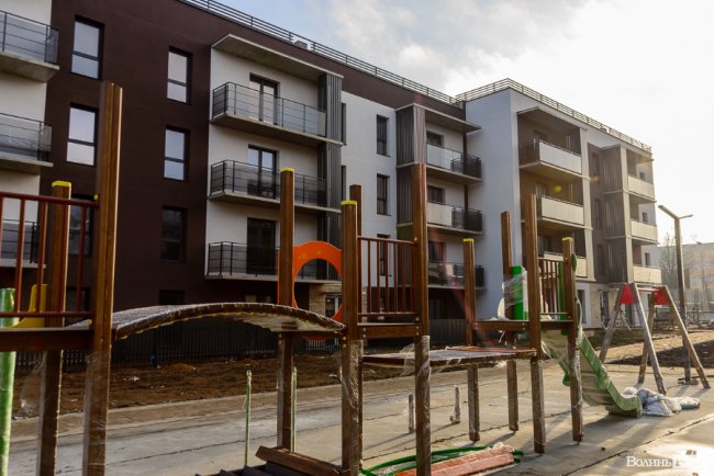 У ЖК «StyleUP» внутрішній двір – повністю закритий для проїзду, там знаходиться дитячий майданчик, локація із тренажерами, лаундж зони та входи до під’їздів. На зовнішній стороні від парковки – буде ще один окремий вхід. 