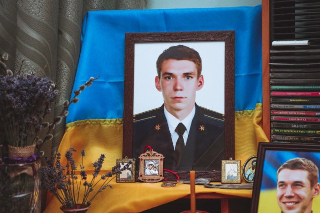 «Тільки те світло, яким він був і яке залишив, тримає на світі». У пам’ять про Вадима Гринюка, вбитого Росією на аеродромі у Луцьку