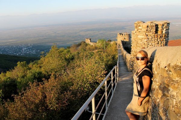 «Нотатки мандрівниці» Ірини Хом'як: легенда про мільйони троянд, фантастичне вино та грузинський Лас-Вегас