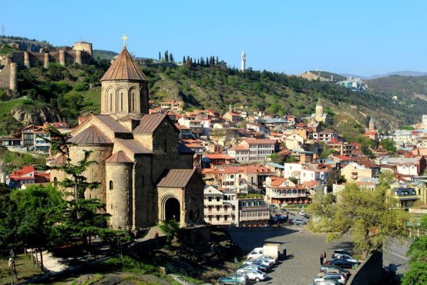 «Нотатки мандрівниці» Ірини Хом'як: легенда про мільйони троянд, фантастичне вино та грузинський Лас-Вегас