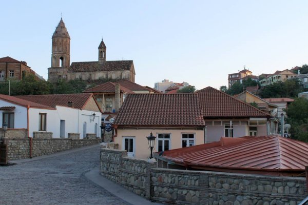 «Нотатки мандрівниці» Ірини Хом'як: легенда про мільйони троянд, фантастичне вино та грузинський Лас-Вегас