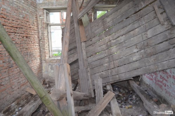 Під Луцьким замком «звили гніздо» наркомани. ФОТО 