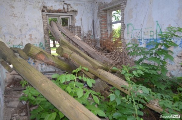 Під Луцьким замком «звили гніздо» наркомани. ФОТО 