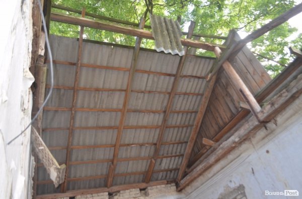 Під Луцьким замком «звили гніздо» наркомани. ФОТО 