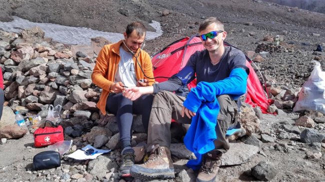 Ранковий медичний огляд учасників в базовому таборі Бетлемі Хут 3650 м. 