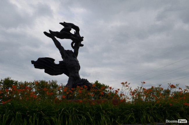 Пам‘ятник Прометею, який стояв перед однойменним кінотеаторм у містіі Прип‘ять. Після вибуху його перенесли до ЧАЕС