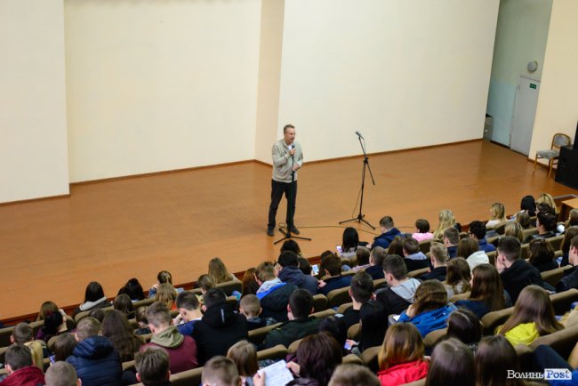 Коли слово – горобець, або Чому відомий шоумен і дипломат Чекалкін не радить підтримувати пре(Зе)дента