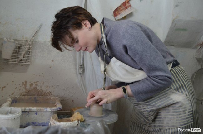 співзасновниця творчої формації «Ряба Вош» Юлія Жолубак чаклує над глиною