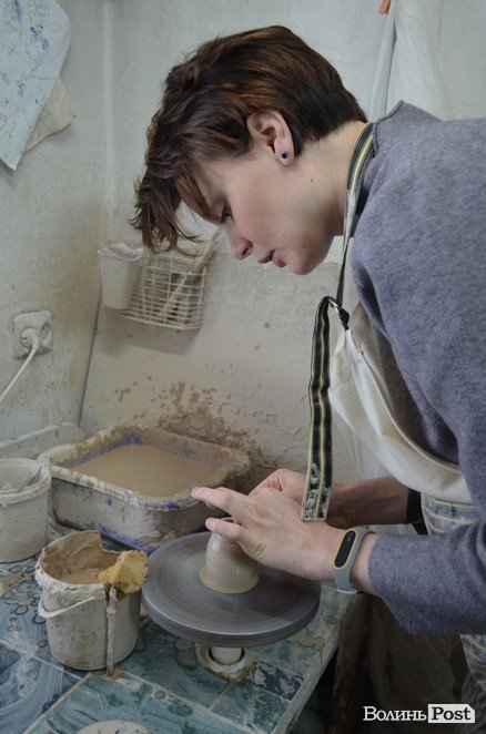 співзасновниця творчої формації «Ряба Вош» Юлія Жолубак чаклує над глиною