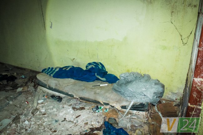 Одна з лежанок для бомжів і наркоманів під дахом притону на Коцюбинського