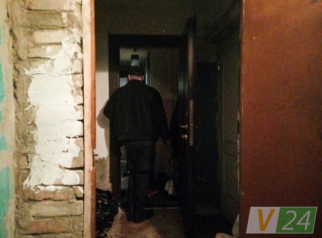 У квартирі застали тата, який міцно спав...