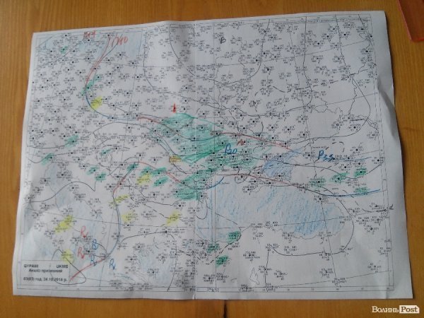 Аналіз приземний. Синоптики роздруковують чорно-білу карту з комп'ютера і, проаналізувавши показники, розмальовують. По такій карті згодом складають прогнози. Охоплює територію від Німеччини до Поволжя
