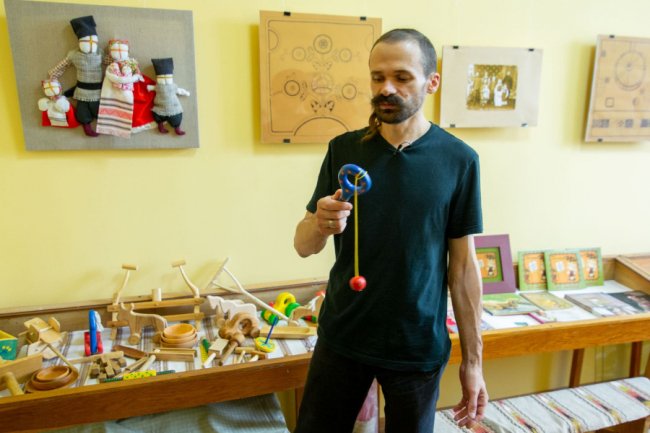 Як у звичайному гаражі в Княгининку народжуються унікальні дерев'яні іграшки