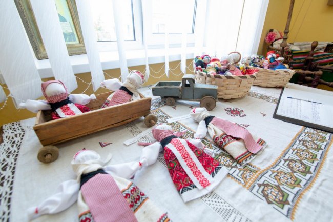 Як у звичайному гаражі в Княгининку народжуються унікальні дерев'яні іграшки