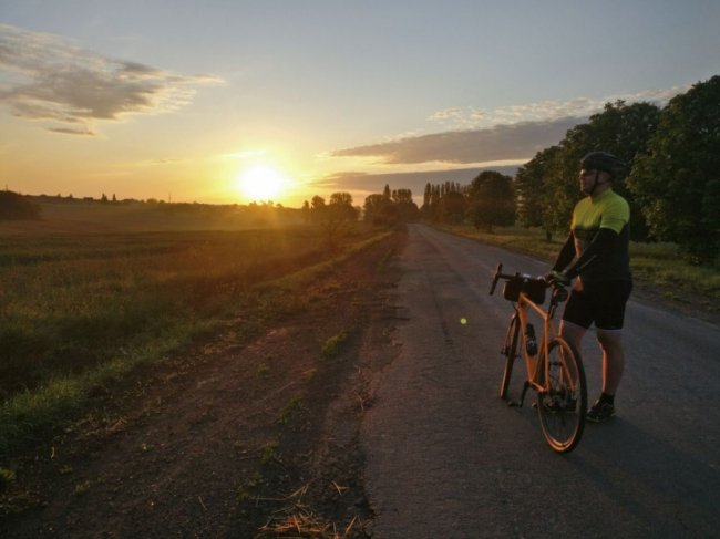 Адвокат з Луцька подорожує на велосипеді у пошуках унікальних автобусних зупинок. ФОТО
