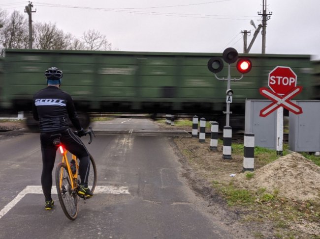 Адвокат з Луцька подорожує на велосипеді у пошуках унікальних автобусних зупинок. ФОТО