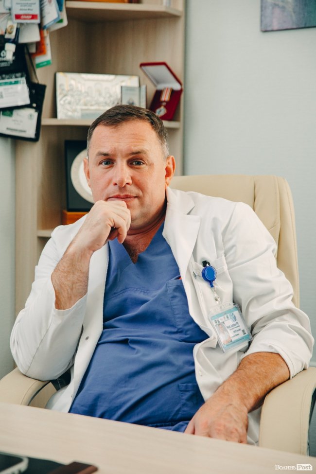 «Через 6 годин після заміни суглоба стати на ноги — то було чудо, зараз рутина», — професор Адріан Філь