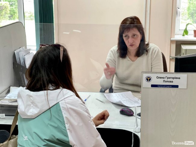 Кар'єрні радники центру зайнятості консультують пошукачів роботи