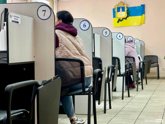 Кар'єрні радники центру зайнятості консультують пошукачів роботи