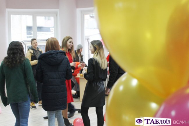 У центрі Луцька відкрили танцювальну школу для дітей і дорослих*