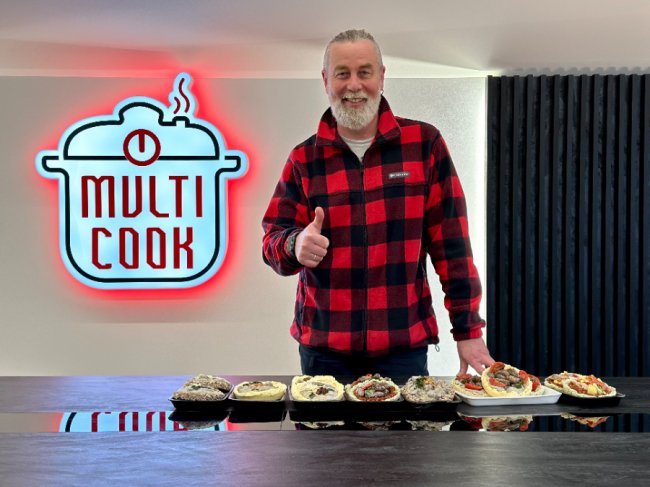 Юрій Хазіпов дегустує нові страви