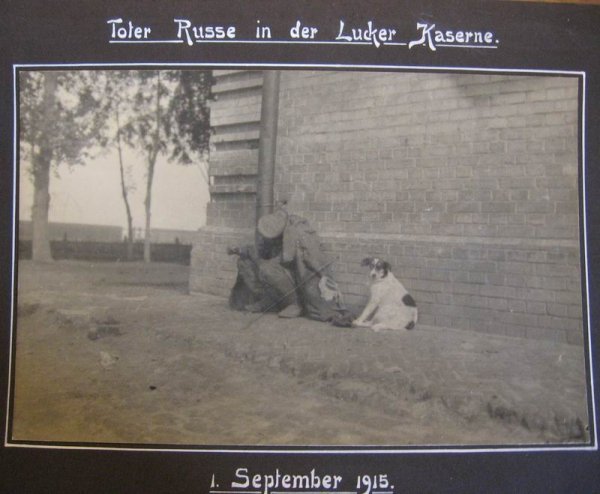 Мертвий росіянин біля луцьких казарм. Фото з альбому невідомого солдата. З сайту wolyn.com.ua