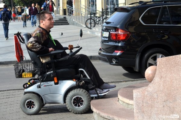 Місто перешкод: у які заклади Луцька можна потрапити на візку?