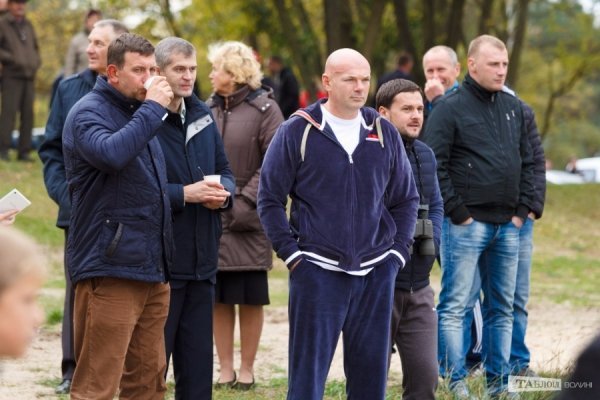 Після запливу 7 жовтня. Юрій Савчук - крайній зліва. Фото видання Таблоїд Волині